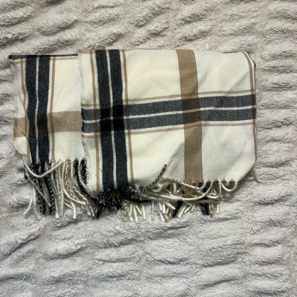 Hollister Women’s Plaid Fringe Scarf
